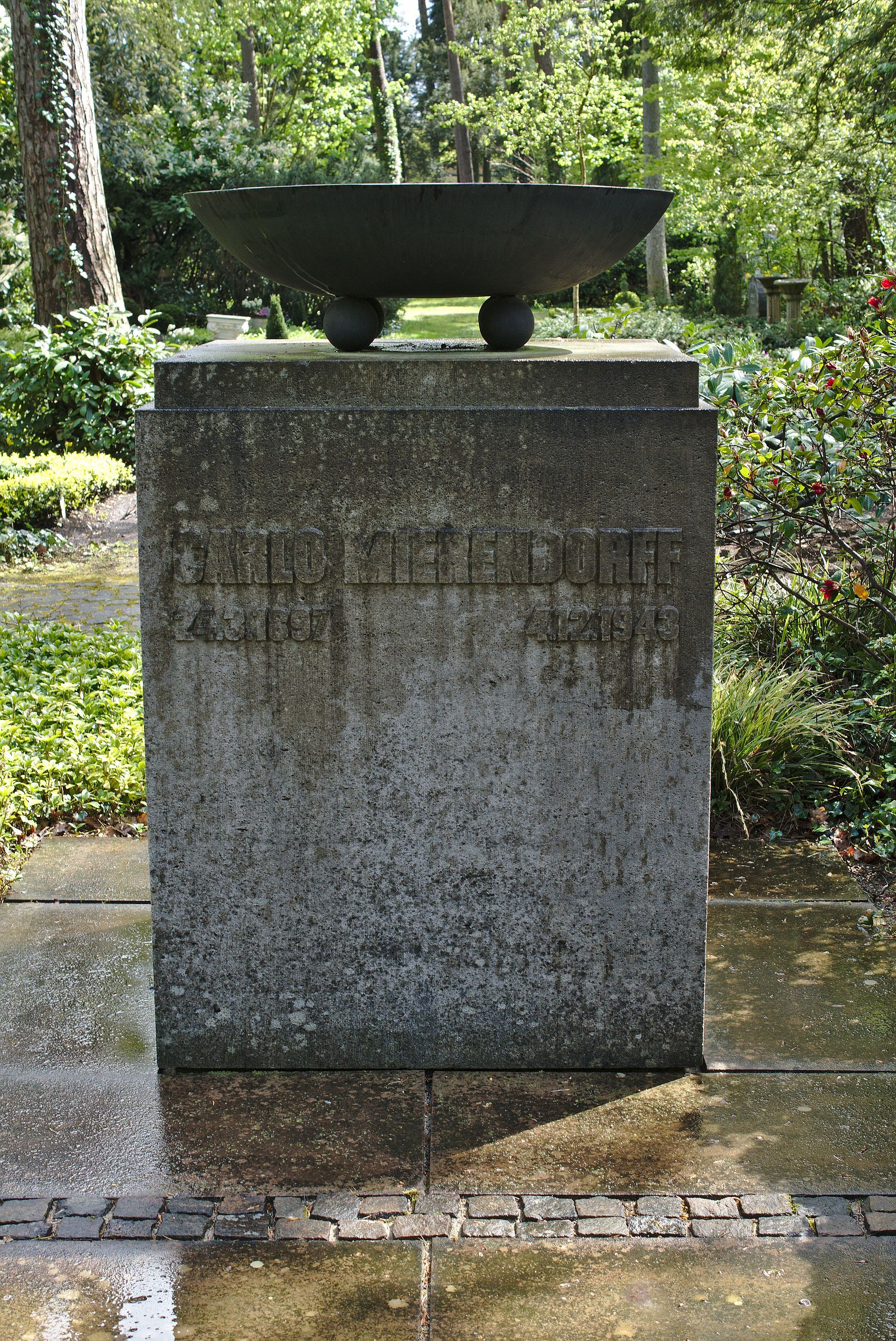 Grabmal des Politikers Carlo Mierendorff auf dem Waldfriedhof Darmstadt