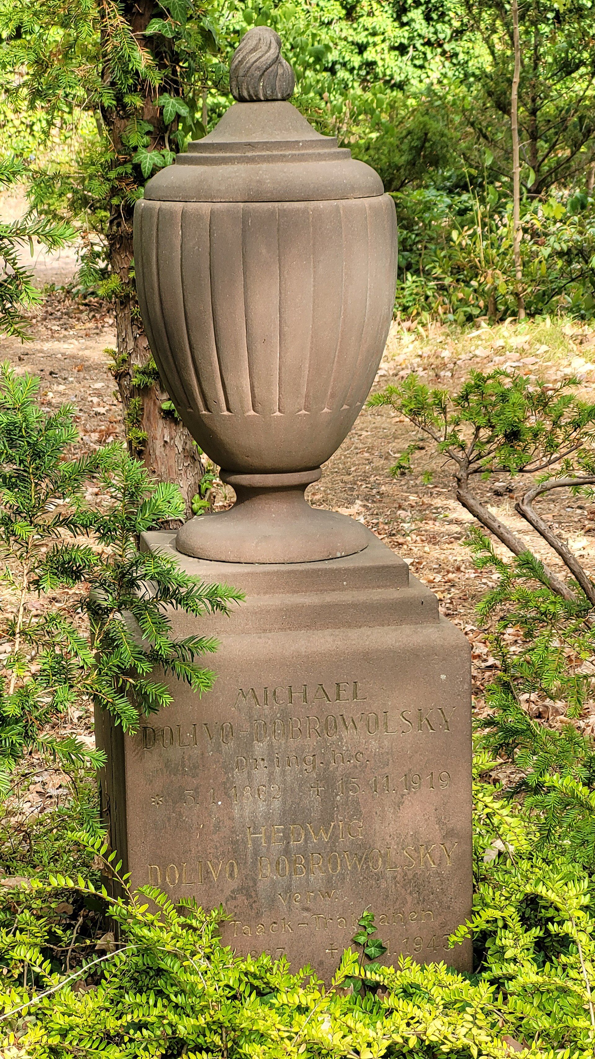 Urnenförmiges Grabmal von Michail von Dolivo-Dobrowolsky auf dem Waldfriedhof Darmstadt