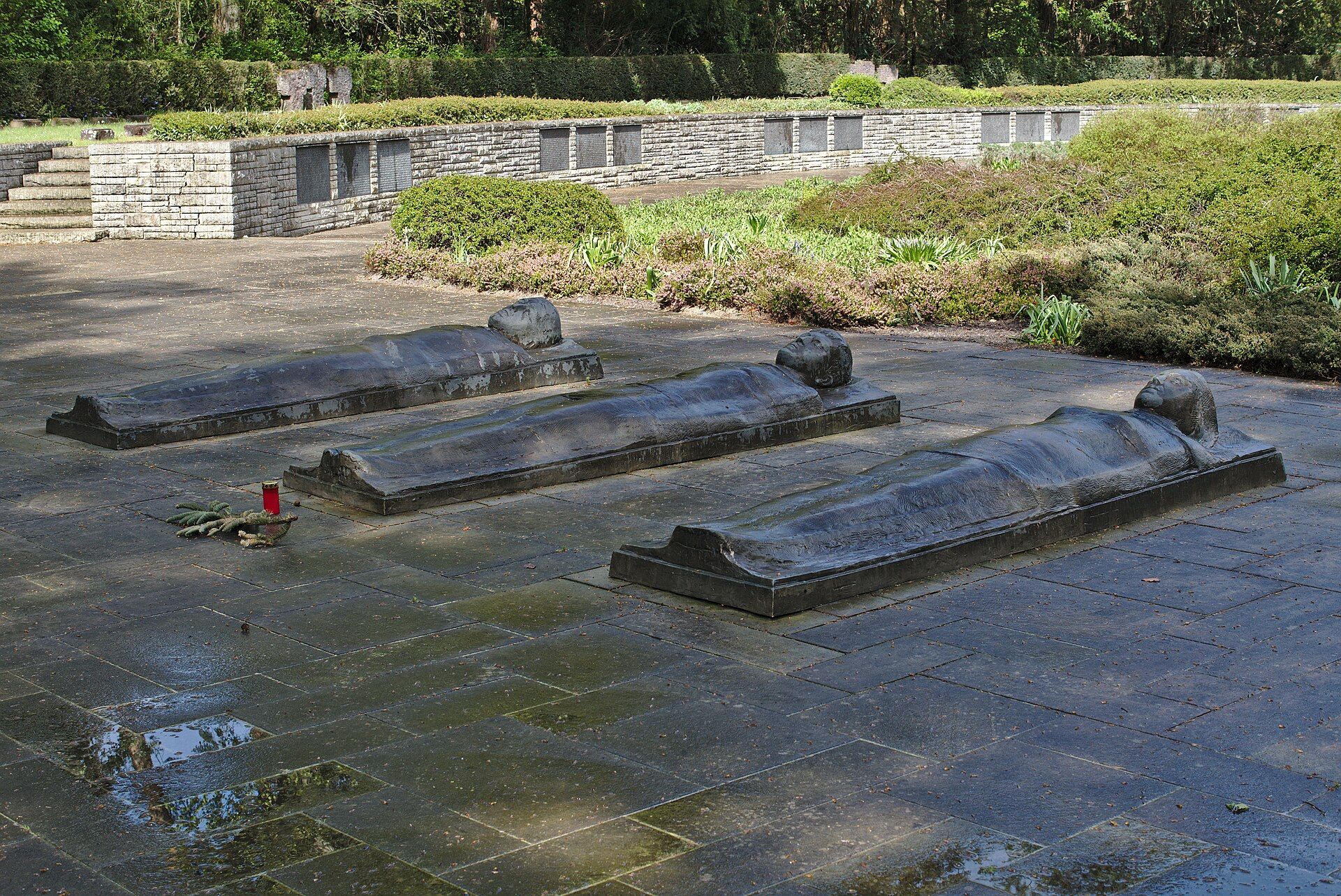 Kriegsgräberdenkmal mit drei liegenden Figuren auf dem Waldfriedhof Darmstadt